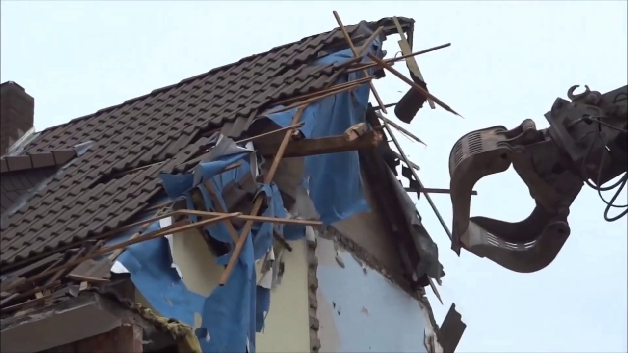 Eine ganze Straße wird abgerissen - Bagger VS Mauern