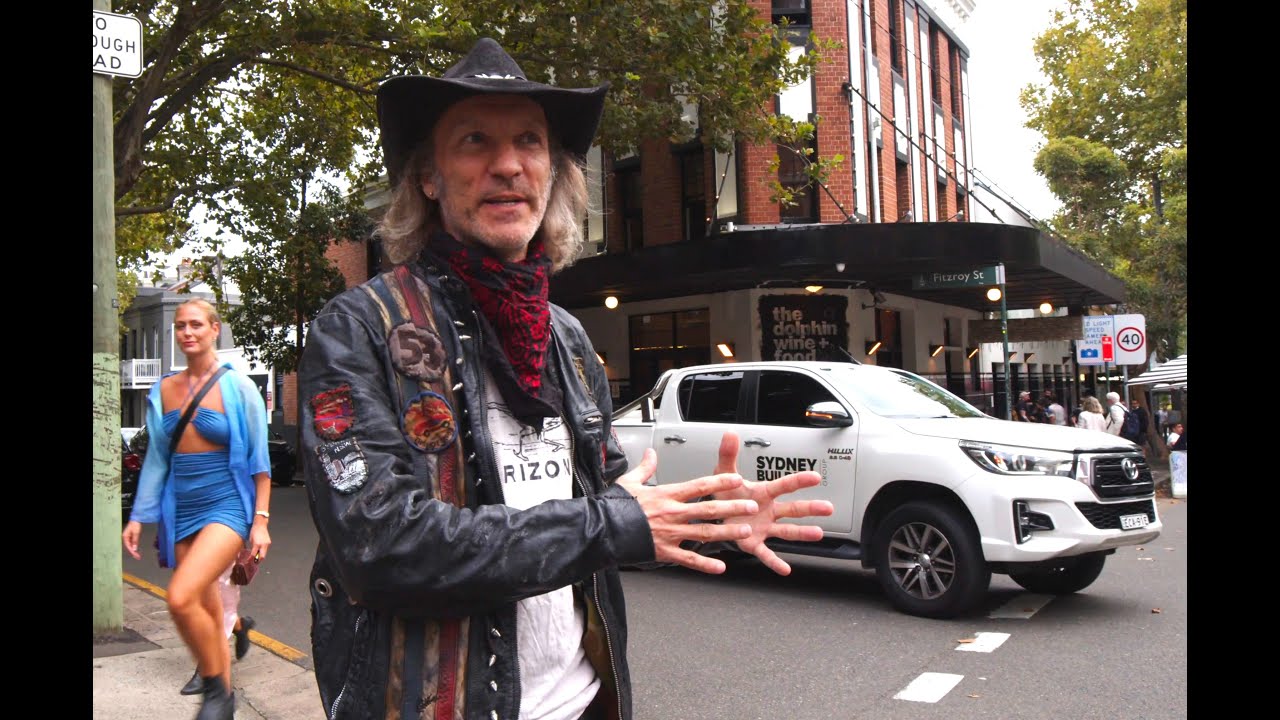 American freaks out over the cars in Sydney, Australia