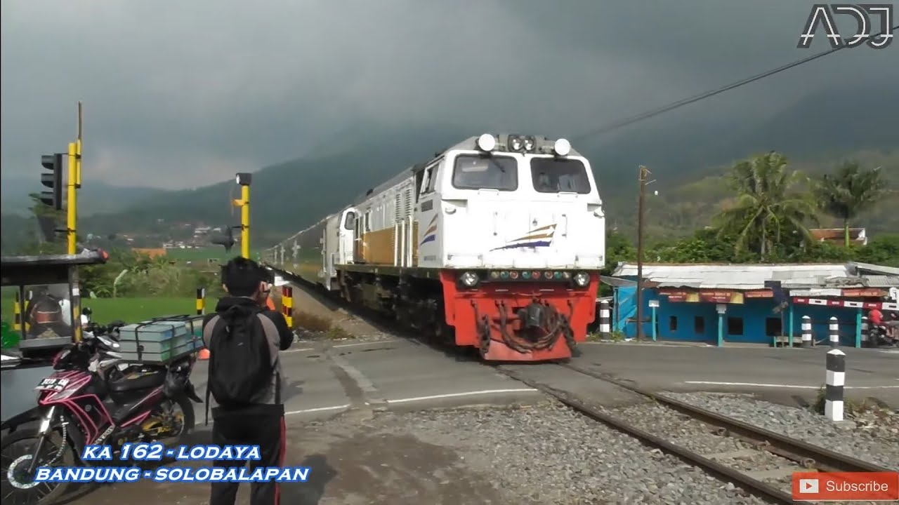 Indahnya Perlintasan Kereta Api Di Kadungora Garut Jawa Barat