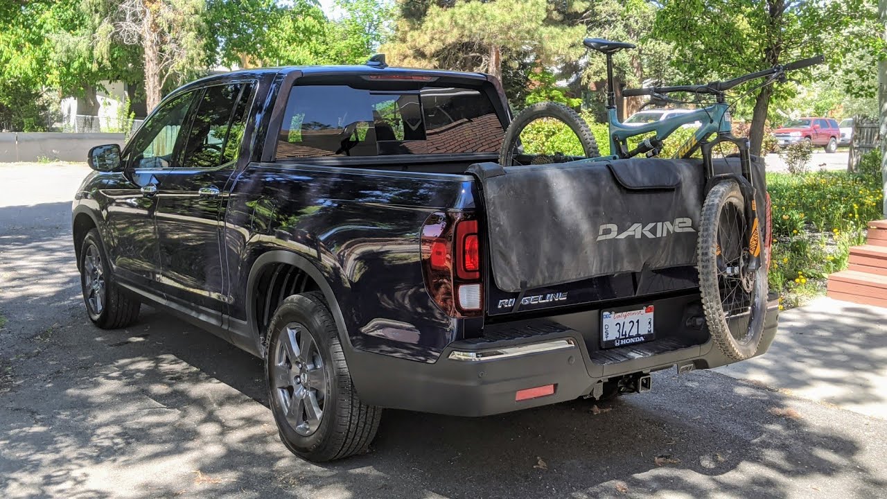 Использование Honda Ridgeline с накладкой на задний борт для перевозки горного велосипеда