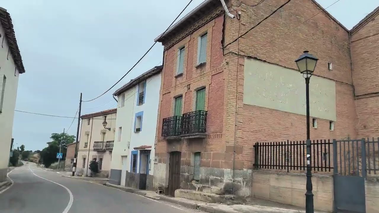 Localidad de Terrazos de Bureba al paso con el coche Provincia de Burgos