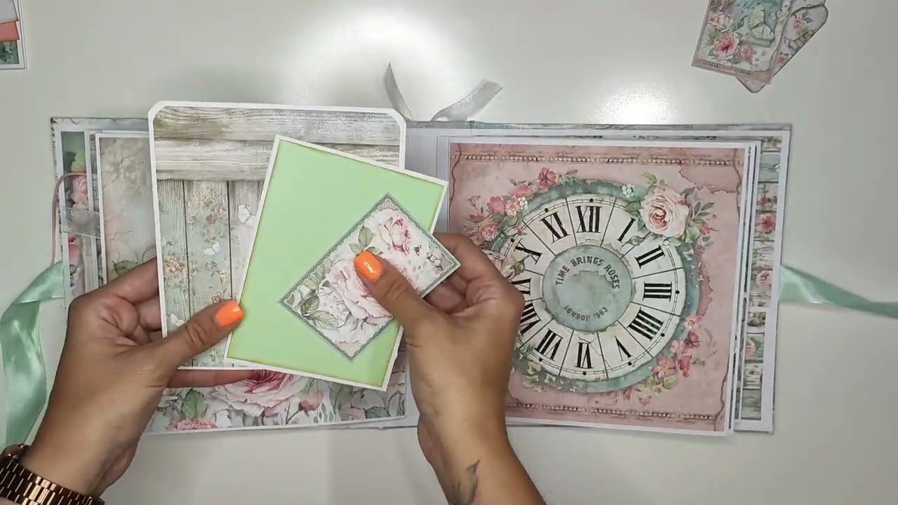 Álbum scrapbook con gran capacidad para fotos. Inspiración Papeles House of Roses de Stamperia.
