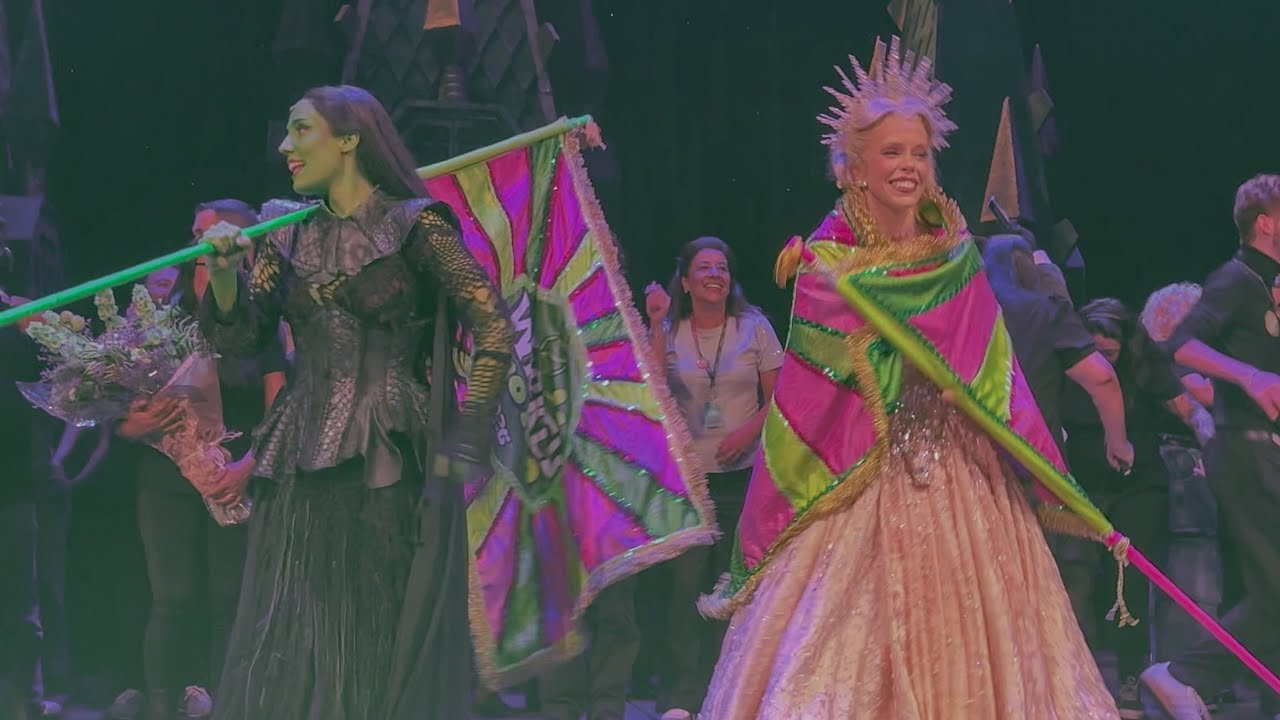 Anúncio (caótico) de Wicked no Rio de Janeiro (Primeira fileira) - Wicked BR25