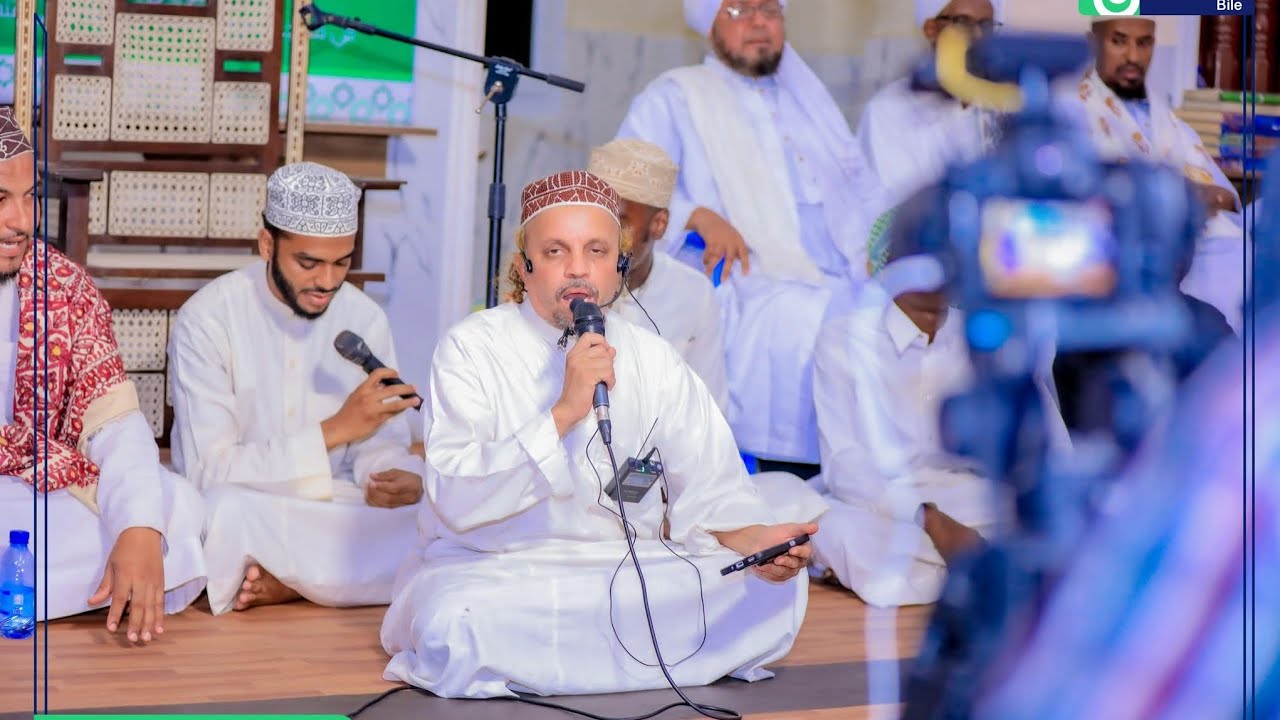 Sheekh Shariif Maxamed Baasakuuta oo kutubo kusoo gabagabeeyey Masjidka Cumar Binu Khadaab ee shibis