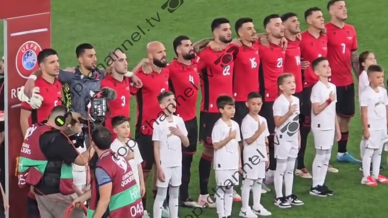 Top Channel/ Himni kombëtar ushton në stadiumin “Arena Kombëtare” në prag të fillimit të ndeshjes