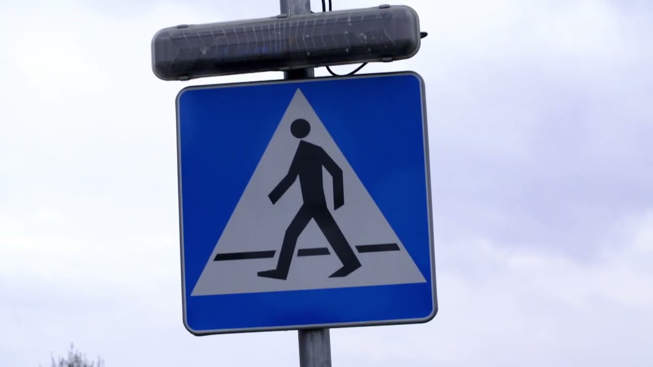 Jedyne przejście w tej miejscowości powstało w szczerym polu! #Absurdy_Drogowe