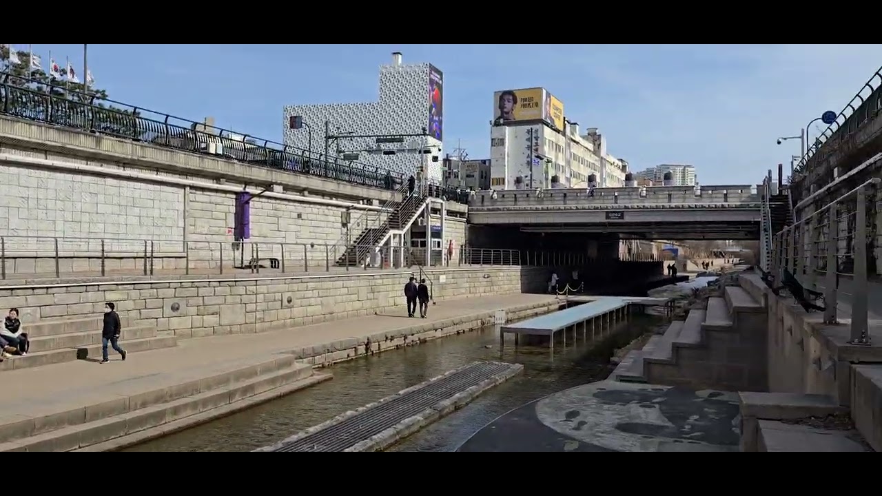 Walking Along Cheonggyecheon near Dongdaemun | Peace Market Local Walk (Seoul)