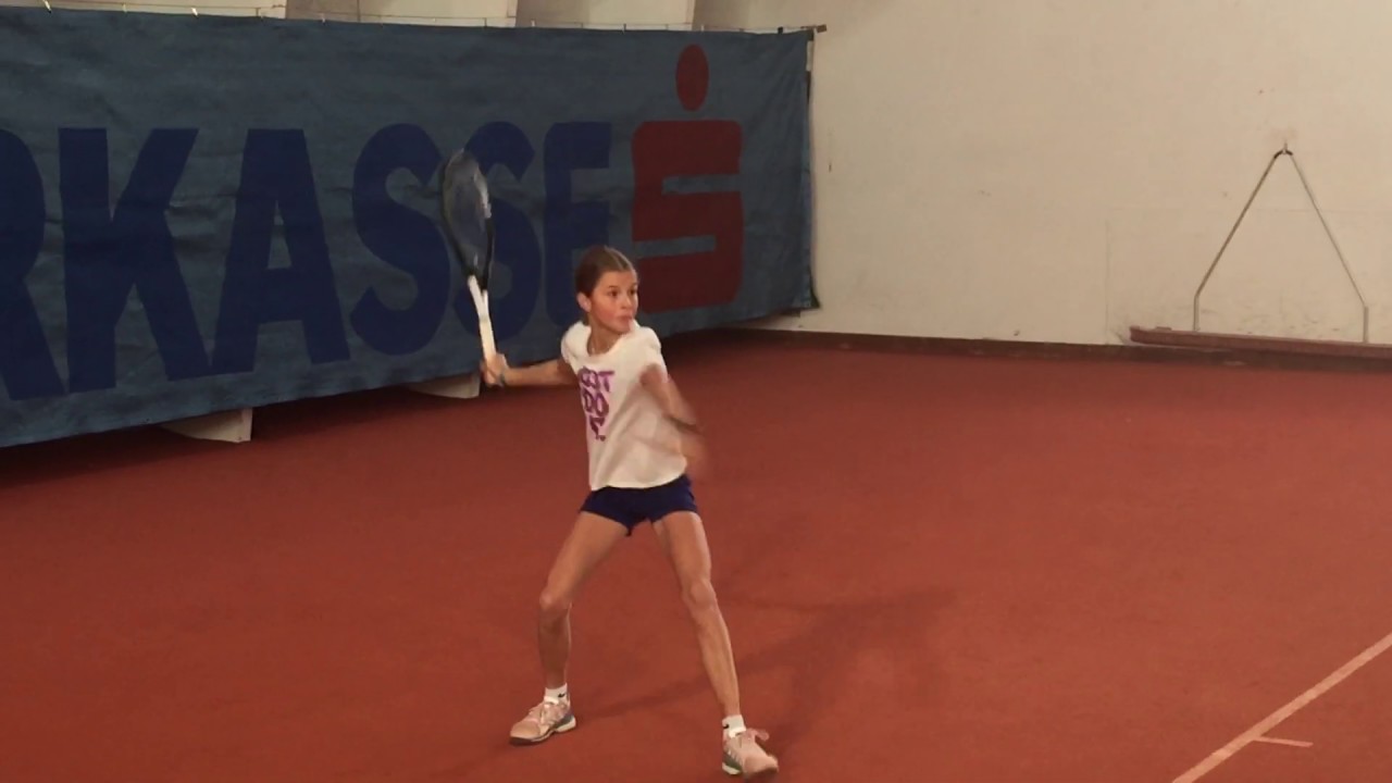 Lilli Tagger J&auml;nner 2019 beim Training mit Papa Stephan in der Tennishalle in Lienz