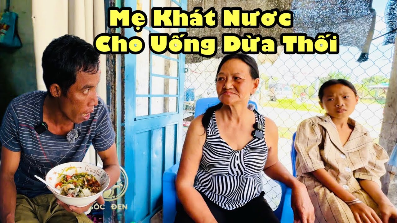 Mẹ Thành tới trông con giúp nói khát nước thành liền đưa 2 trái dừa thối mẹ tự chặ.t uống 