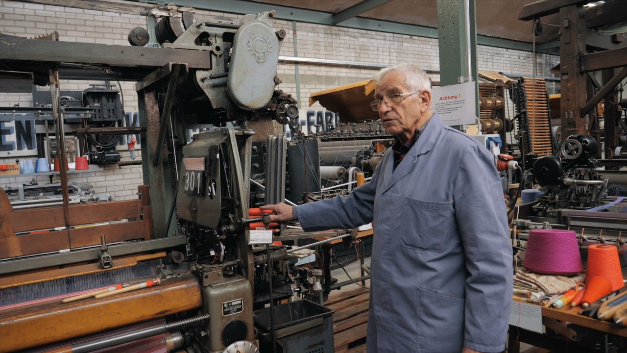 Weberei-Meister Kurt Treftz zeigt den Webautomaten von 1960