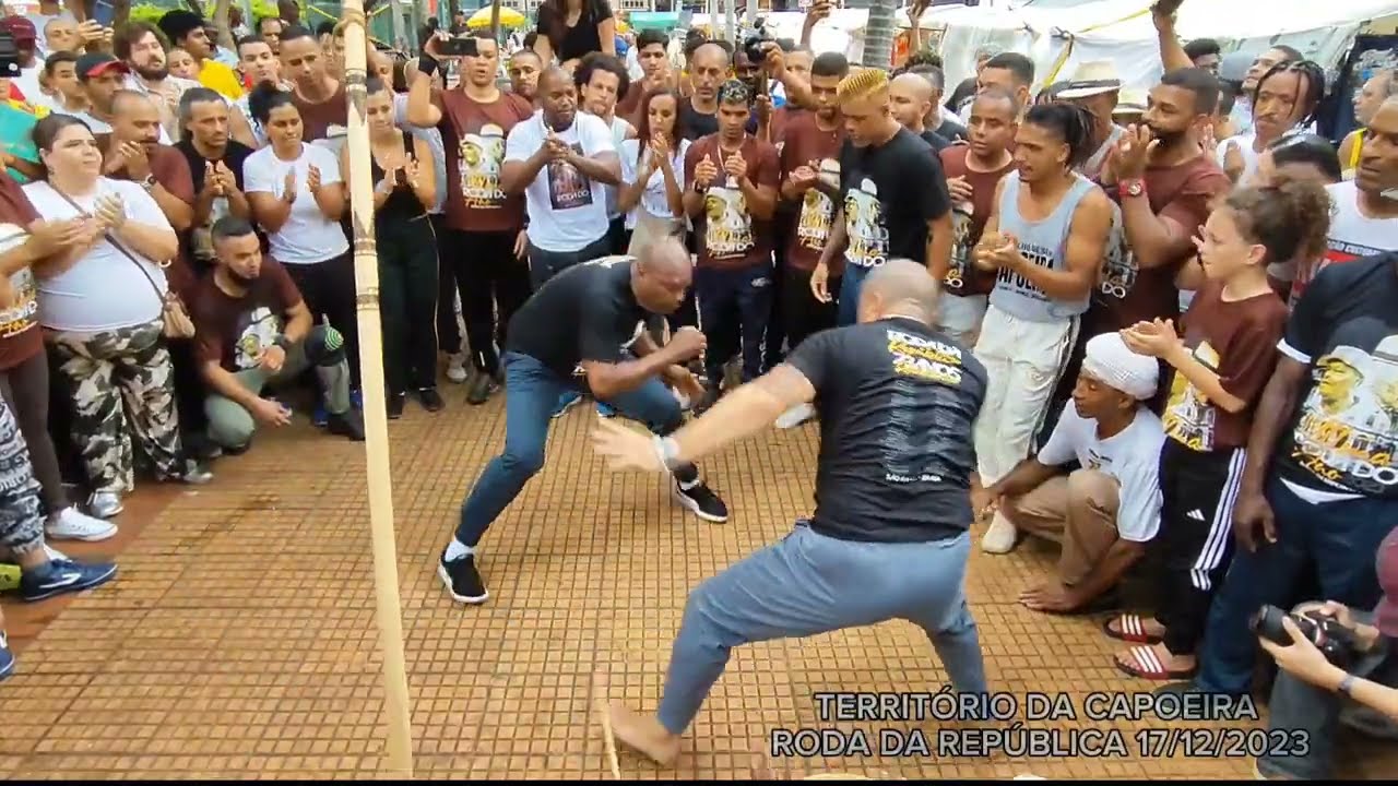 Mestre Cobrinha Verde e Mestre Peixe Cru Capoeira na Pra&ccedil;a da Rep&uacute;blica SP