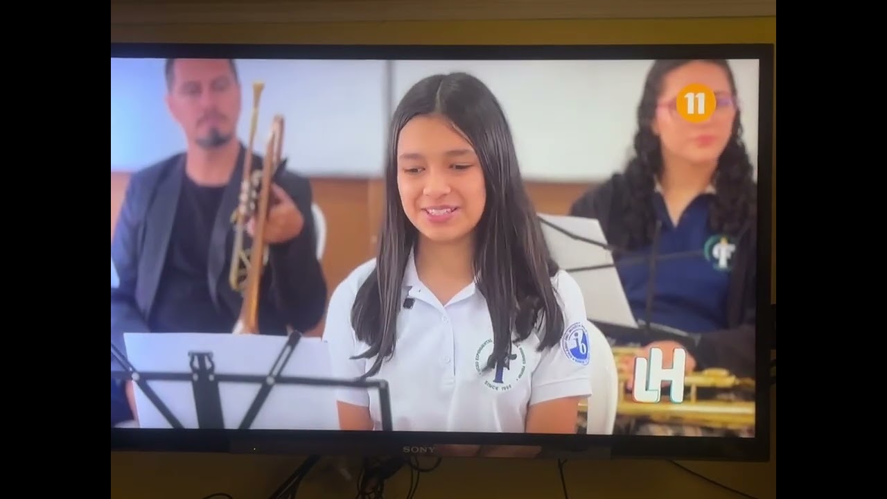 Mariana y Valeria en orquesta de cámara del Liceo Experimental Bilingüe José Figueres Ferrer.