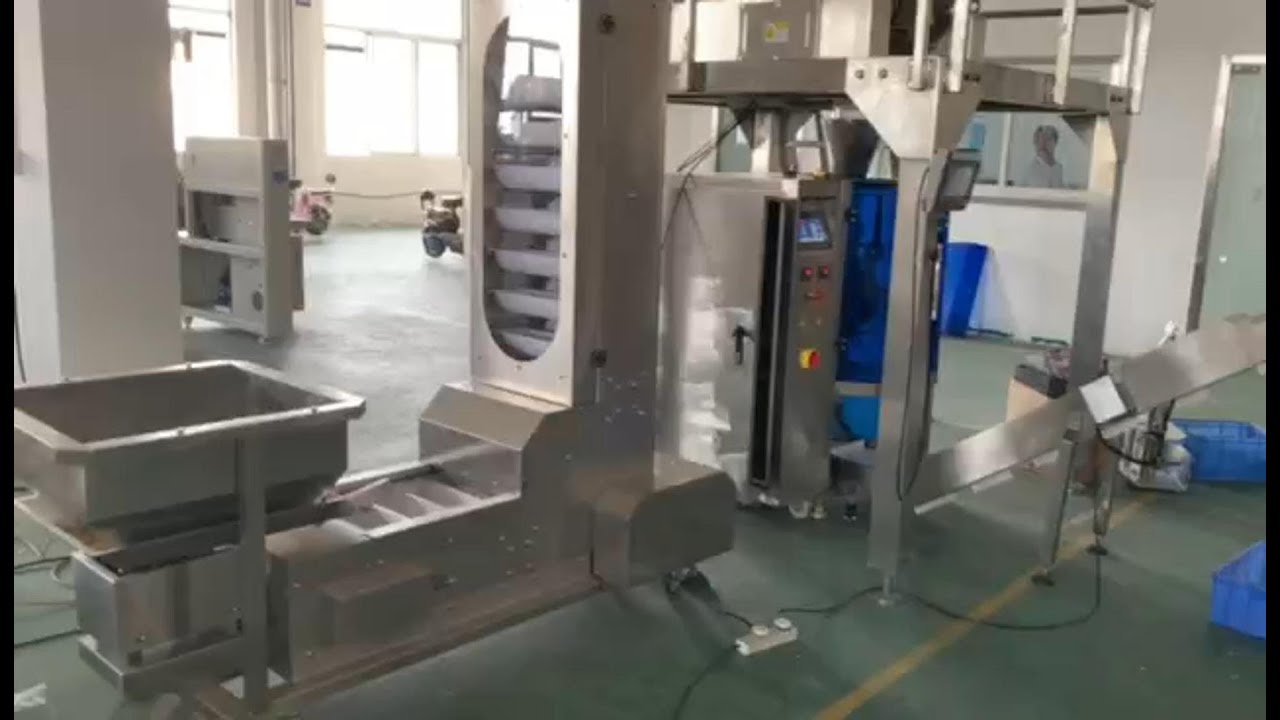 Electronic scale packaging machine - elevator + packaging 1KG beans電子秤包裝機-提昇機+包裝1KG豆子，食品包裝