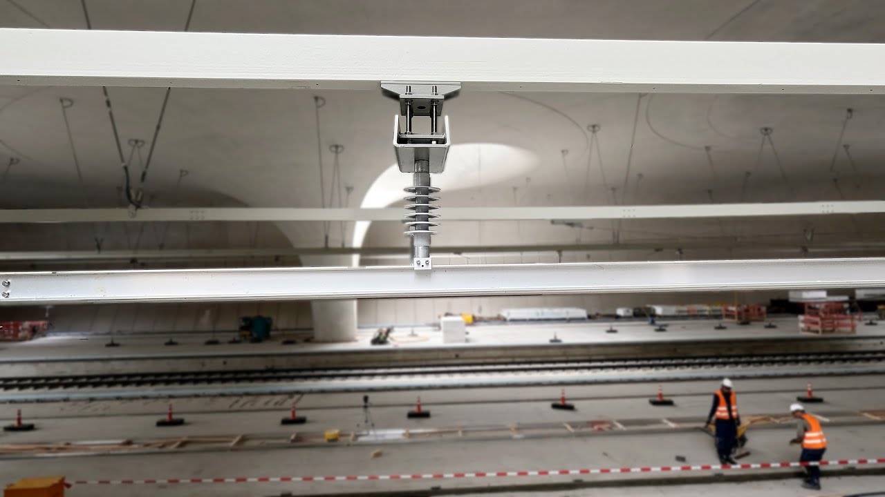 Stuttgart 21: Strom im Hauptbahnhof &ndash; die Deckenstromschiene wird montiert