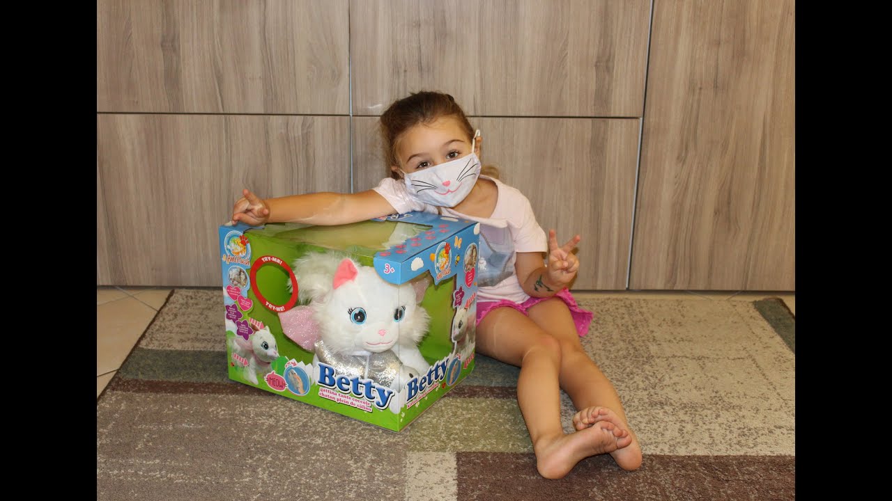 Betty - Gattina tante coccole