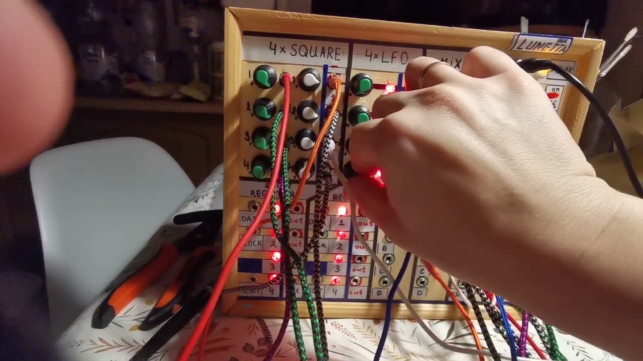 lunetta synth, from Castle Rocktronics DIY