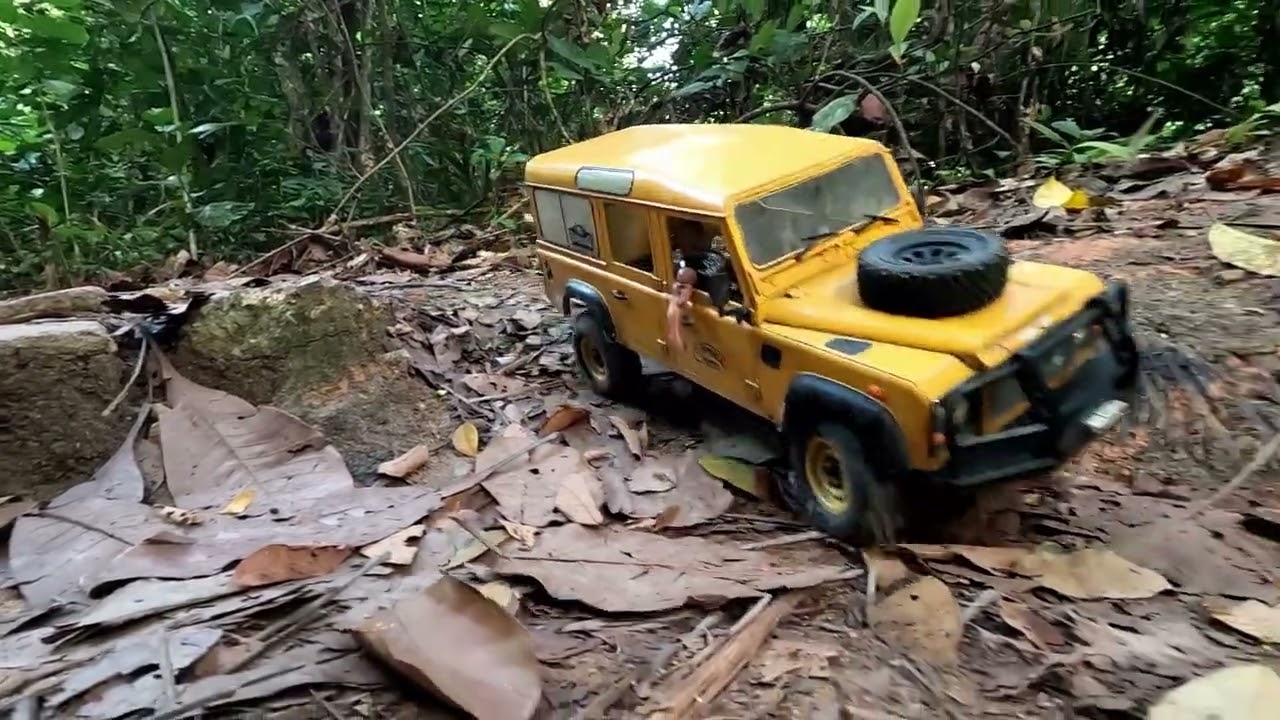 Short trail with RC4WD Camel 110 Defender and SCX10 Custom Pajero