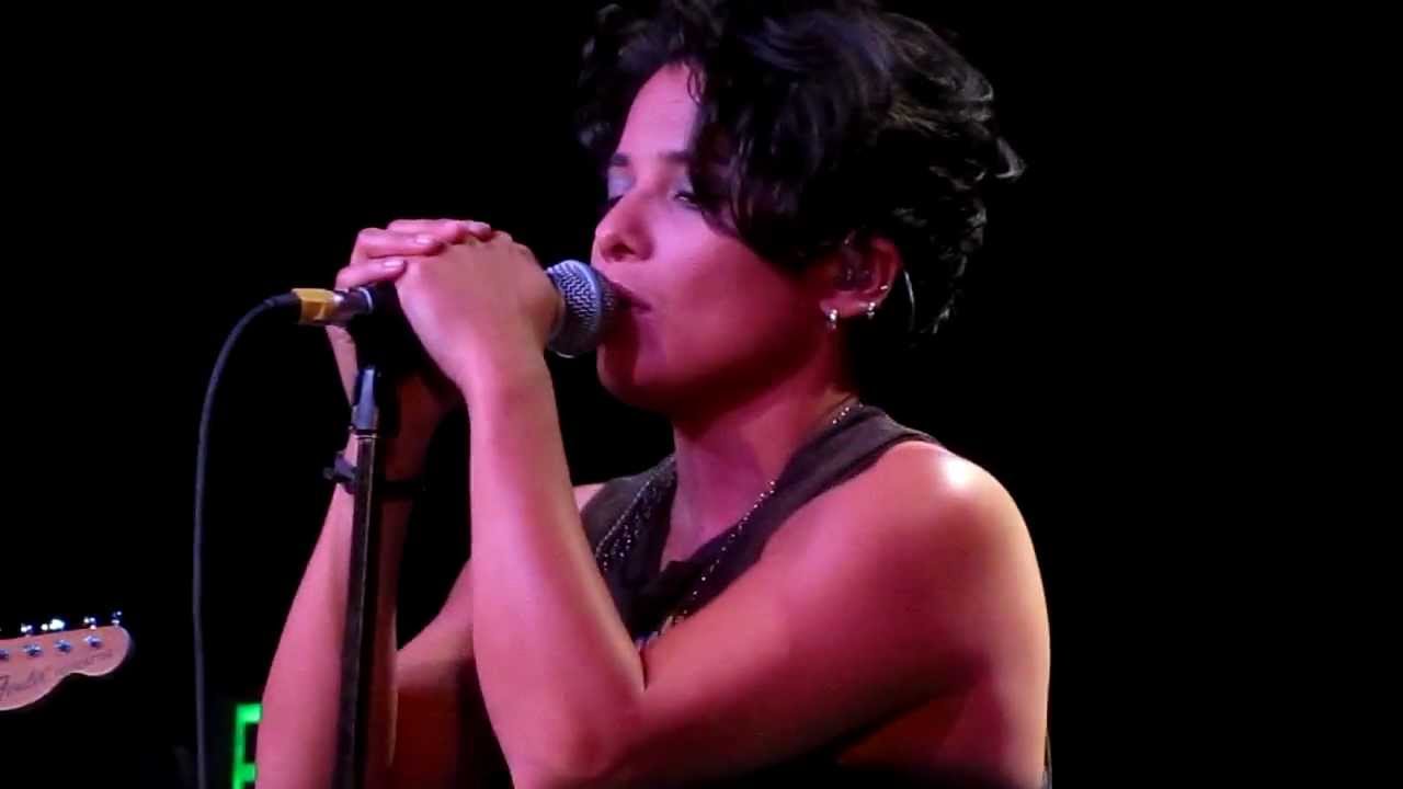 Vicci Martinez - Hold Me Darlin' (HD Live at Showbox at the Market)