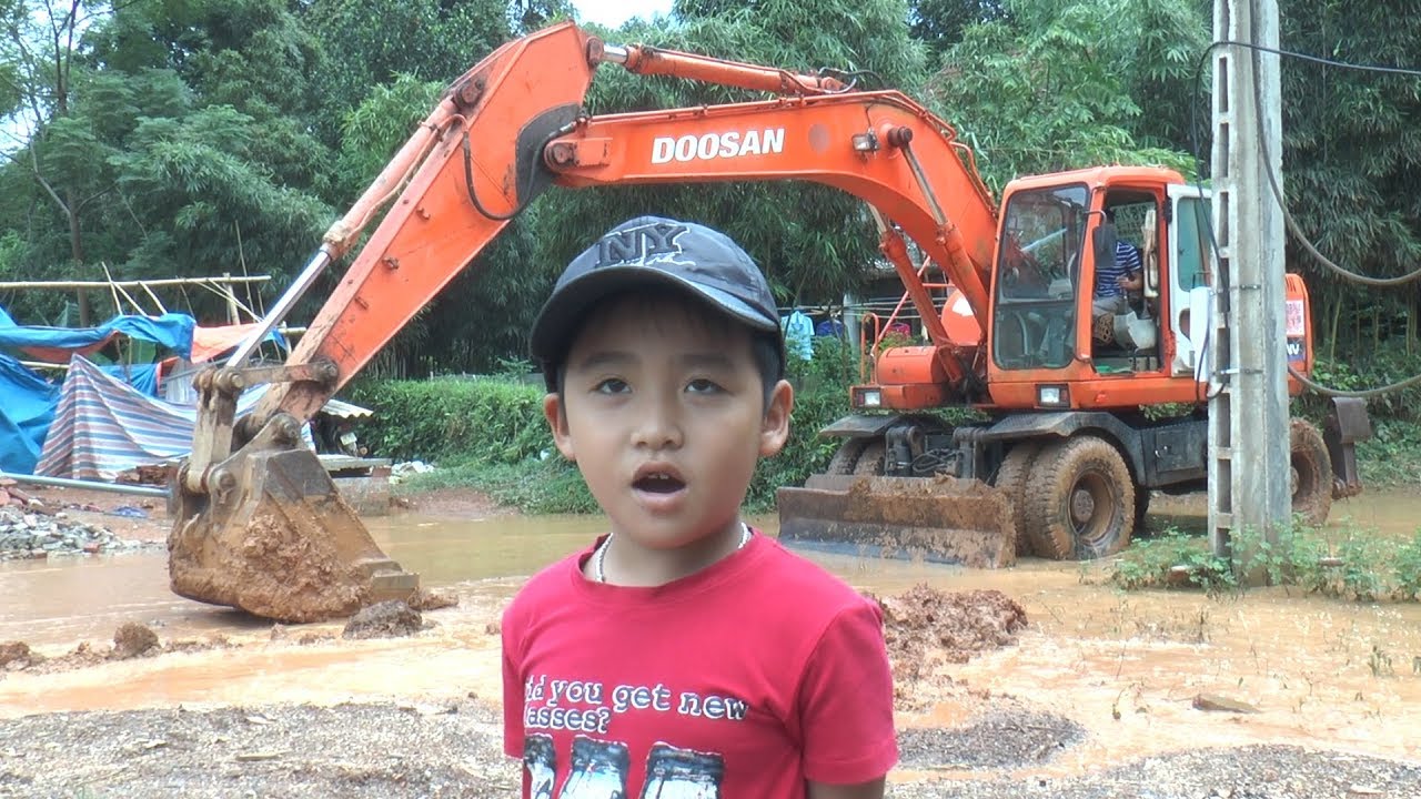 BÉ DƯƠNG LÁI MÁY XÚC DOOSAN ĐÀO ĐẤT - Kênh Em Bé