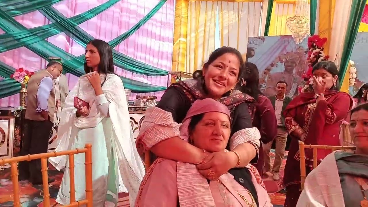 Funny intervel Eak saas bahuo per  bhari.eak bahu ne sas ka gala ghotnye ki Kari koshish.Funny.