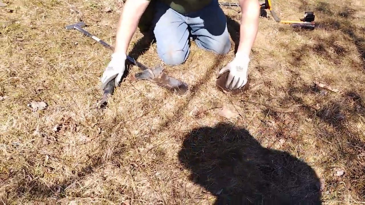 Digging a nice plug with a metal detecting shovel! (Yes, it's possible)