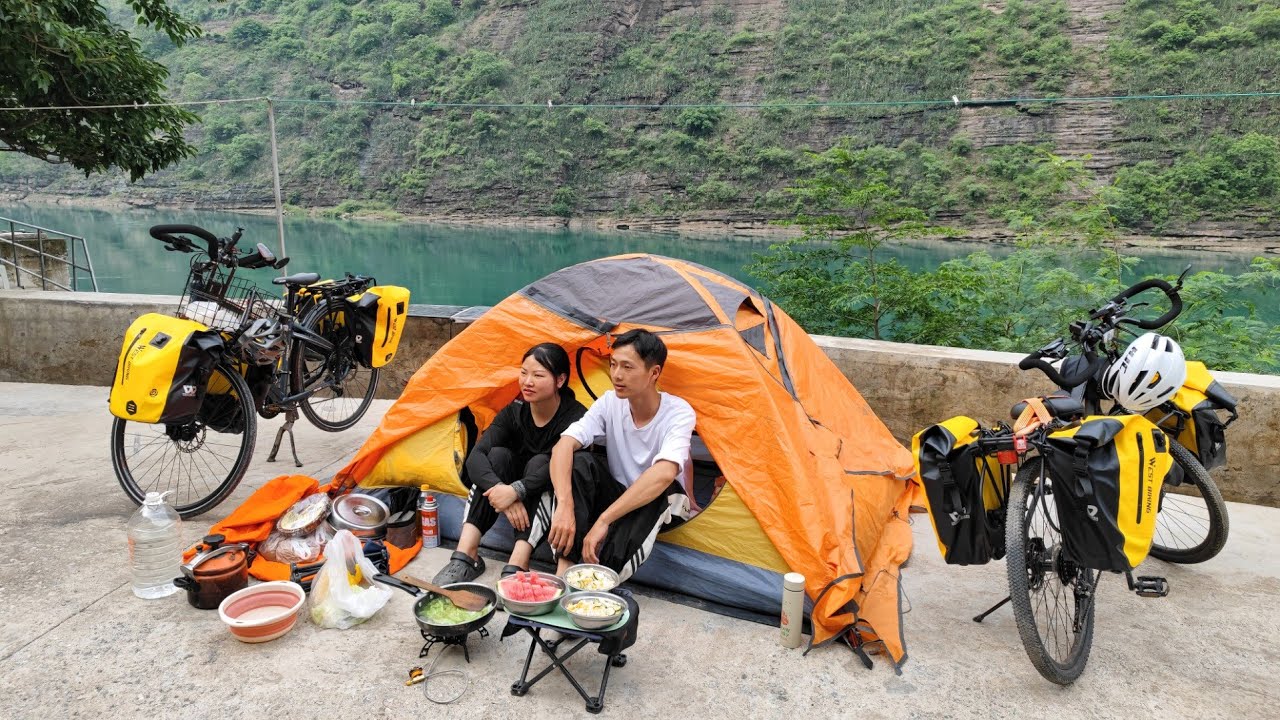 带着媳妇骑行云南，现已抵达佛滩码头，晚上在金沙江边露营做饭吃