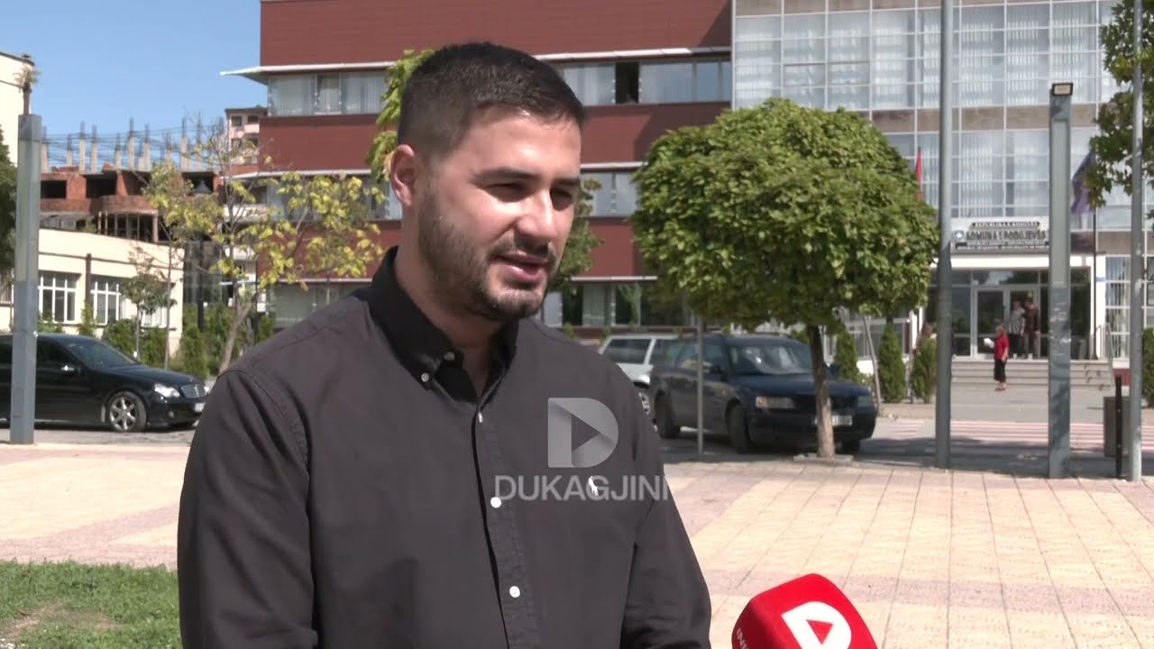 Shtigjet e trotuaret në parqet e Podujevës të dëmtuara ose të lëna në gjysmë