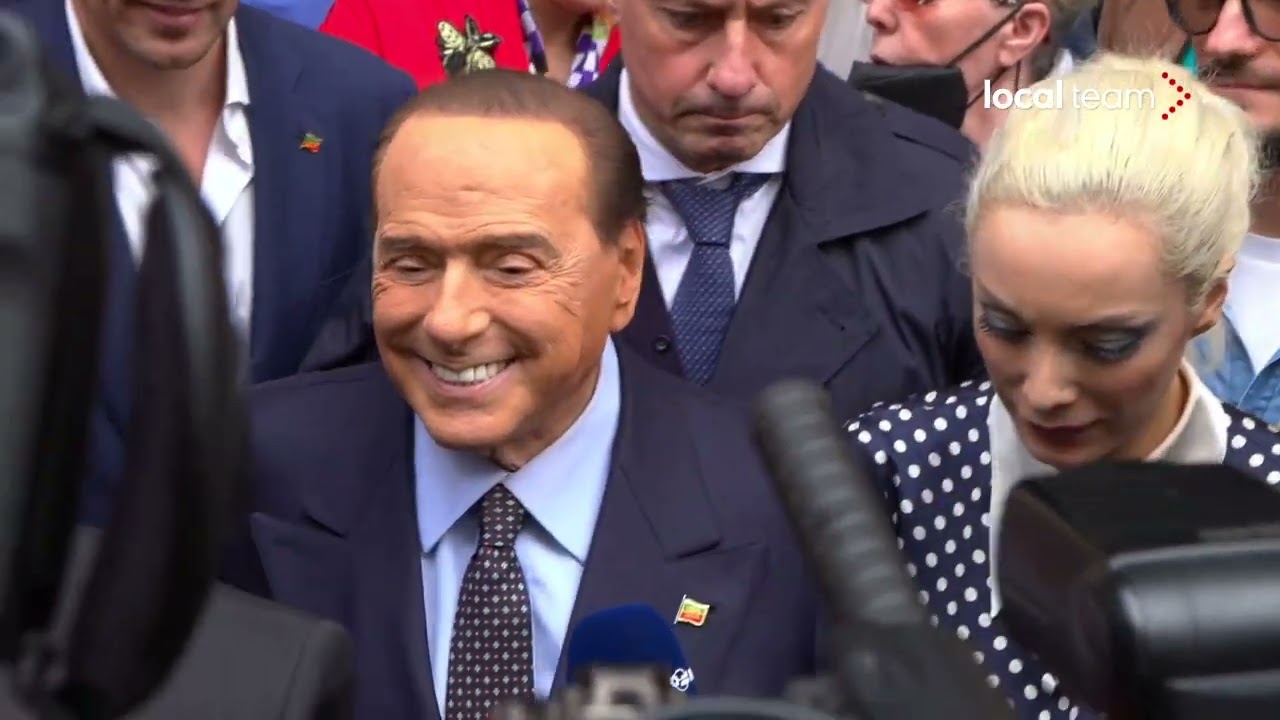 Berlusconi al seggio sul volo racconta della caduta: 