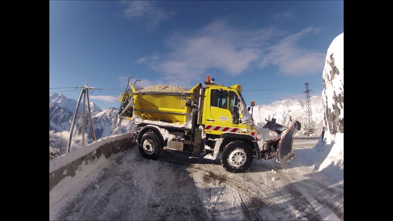 DENEIGEMENT de la route en falaises de VILLARD RECULAS