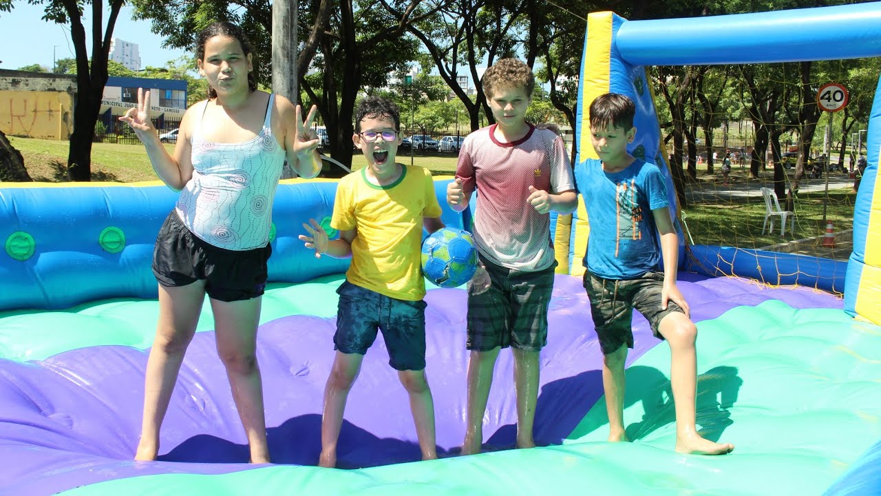 LUCAS BRINCANDO COM SEUS PRIMOS NO FUTEBOL DE SABÃO