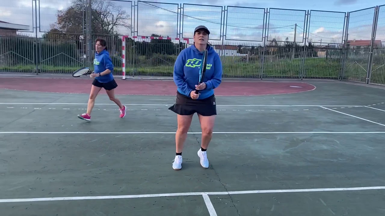 RD Tenis. Cursos ADULTOS.  Salirse de la pelota hacia atrás.