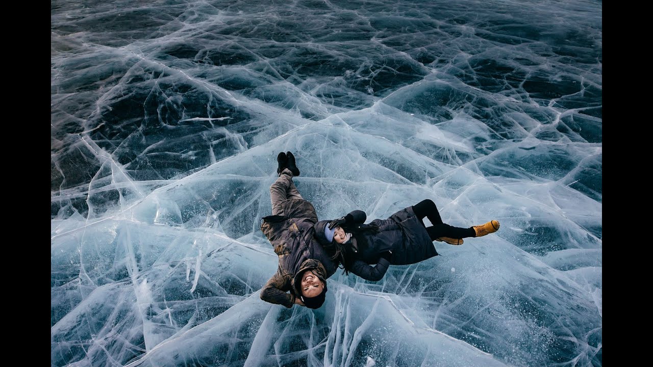 Фотосессия лавстори на льду озера Байкал в России