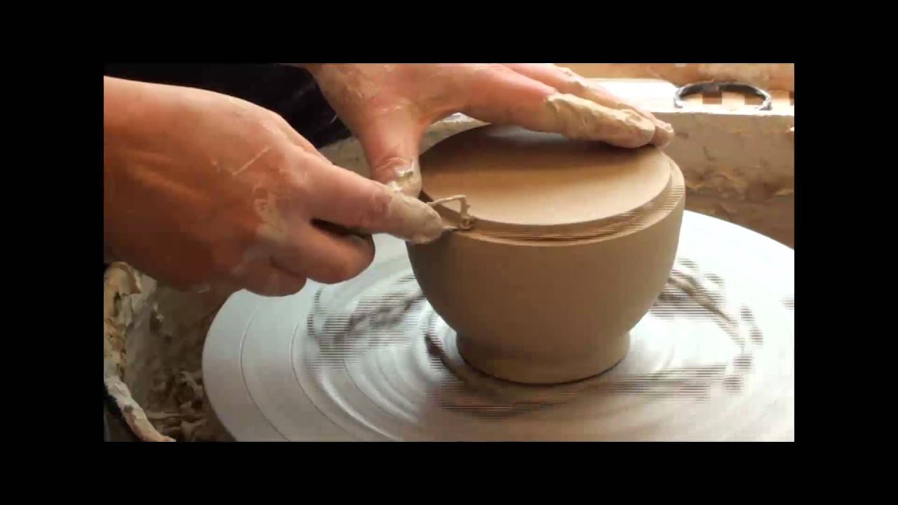 Dreja en kombinerad tekanna/tekopp/To make a kombination of teapot and mug on a wheel.DEL 1