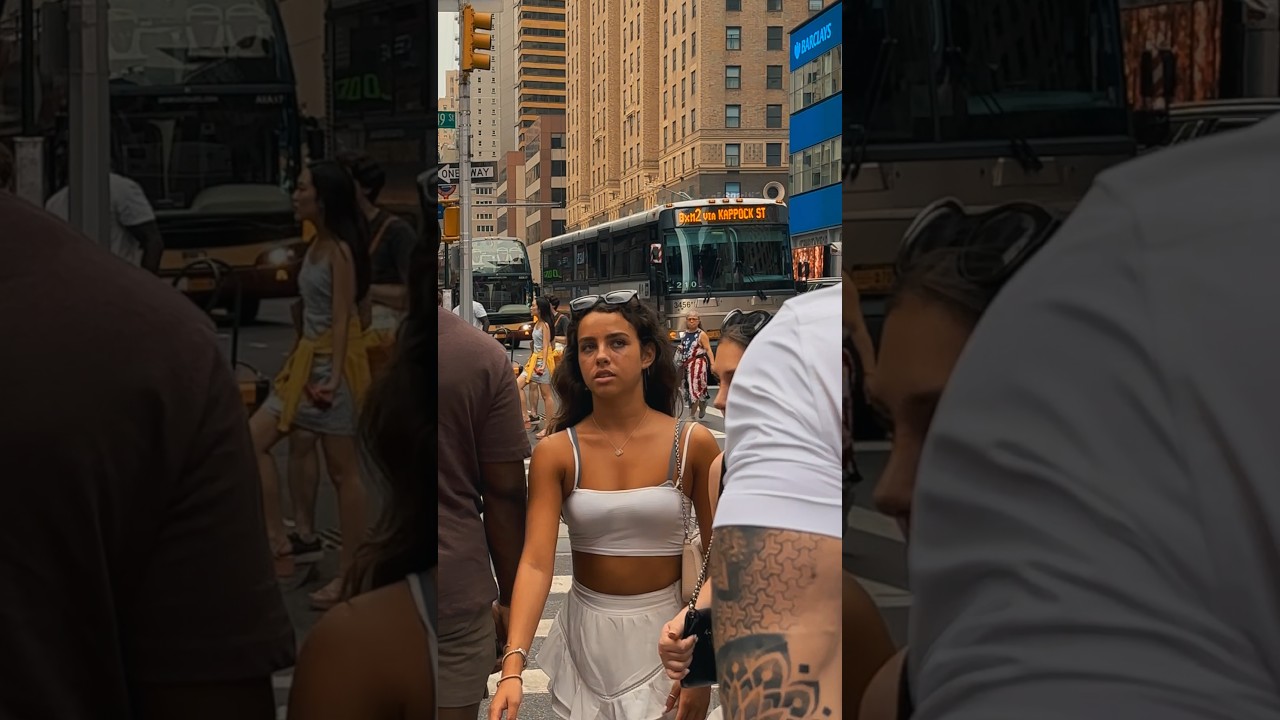 Sokakta Y&uuml;r&uuml;d&uuml;m 🚶🏻&zwj;♂️| Sokaktaki İnsanların Tepkileri 👀