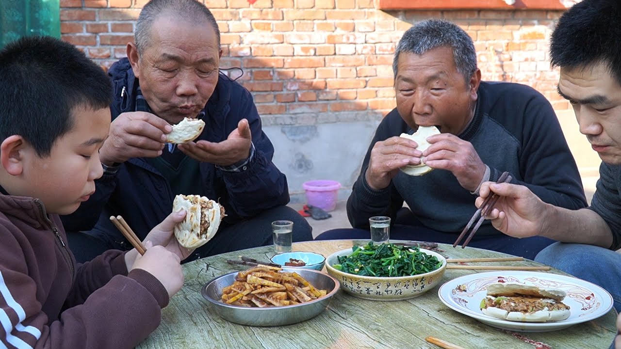 【食味阿远】阿远自制肉夹馍，再做个春笋炒肉，一口咬下去香的流油！大伯爱吃 | Chinese hamburger | Shi Wei A Yuan