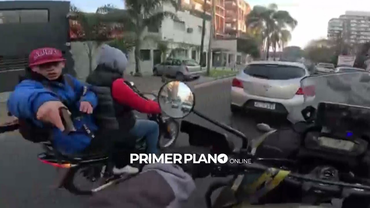 EL IMPACTANTE VIDEO DE CÓMO UN MOTOCICLISTA ESCAPÓ DE MOTOCHORROS EN PLENO CENTRO DE MORÓN