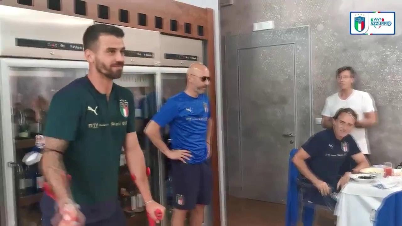 Italia, Spinazzola lascia la nazionale in stampelle: l'emozionante saluto dei compagni
