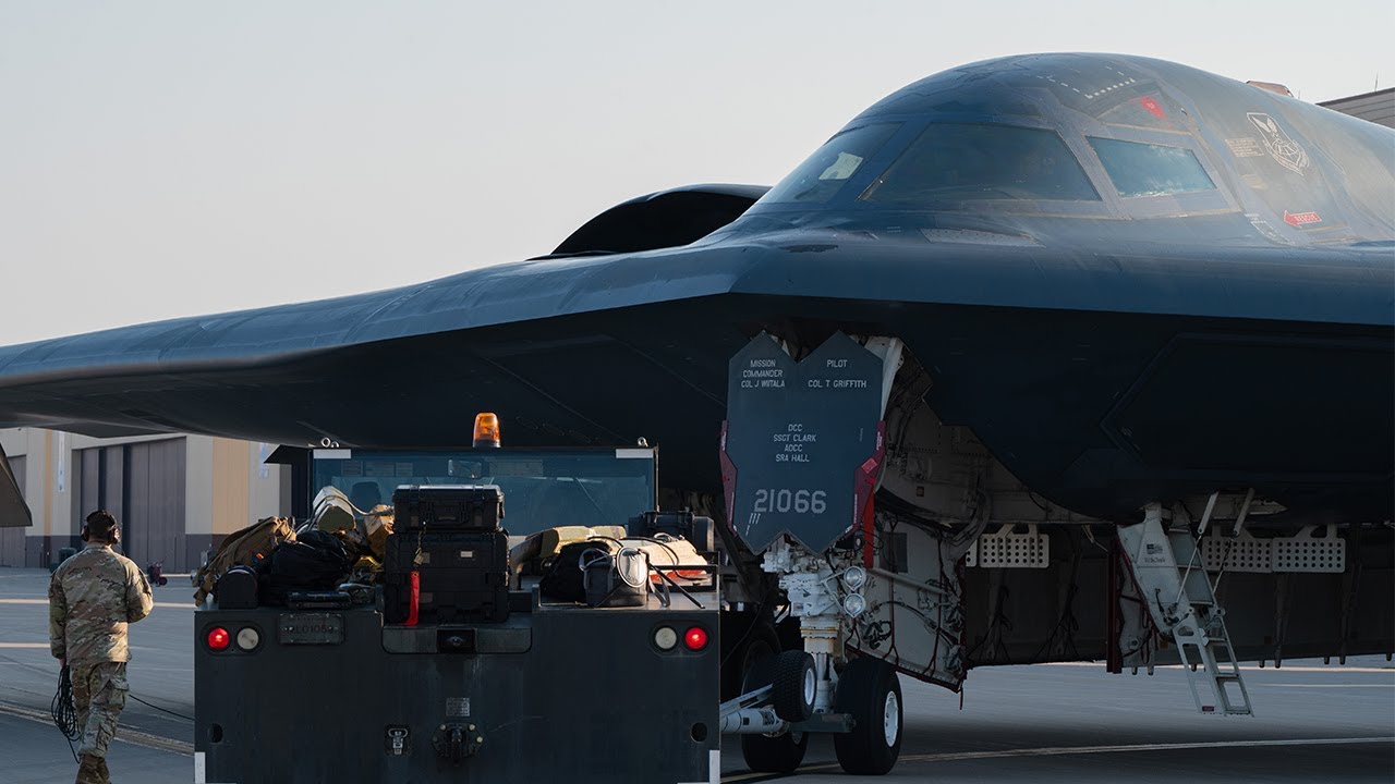 Процесс технического обслуживания бомбардировщика-невидимки B-2 стоимостью 2,1 миллиарда долларов
