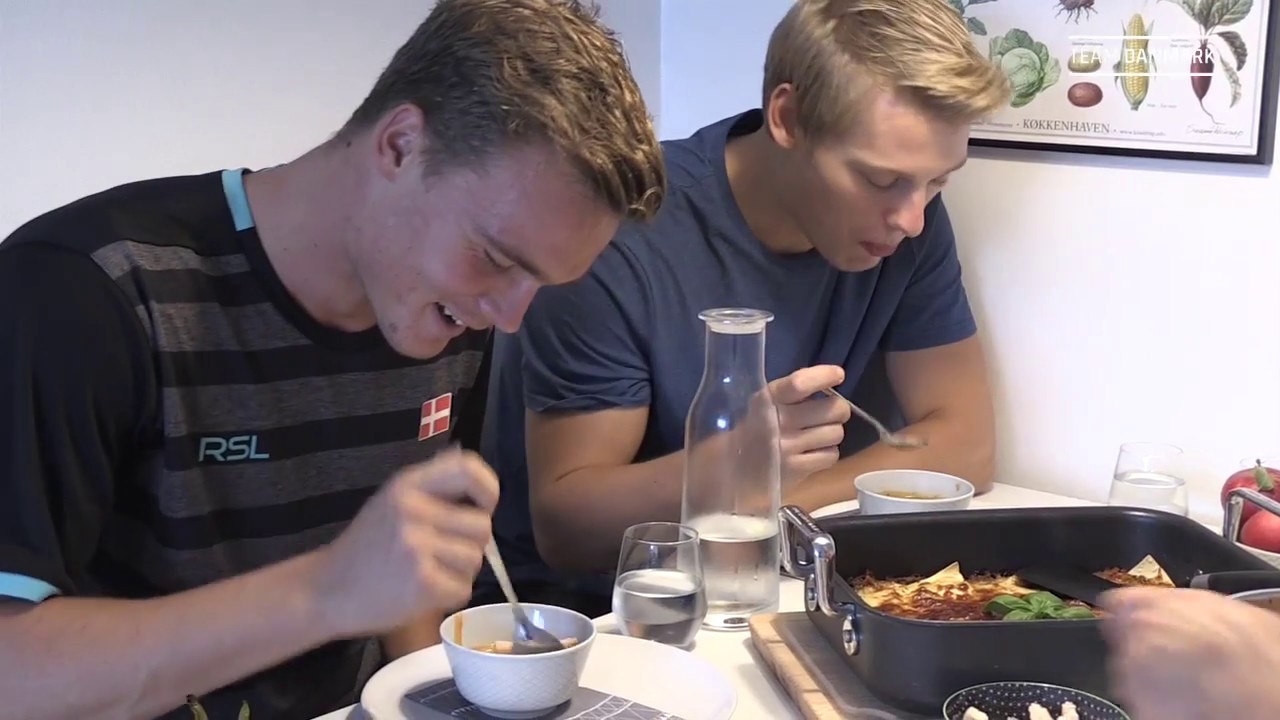 Kokke for en dag: Se badmintonspillere p&aring; udebane