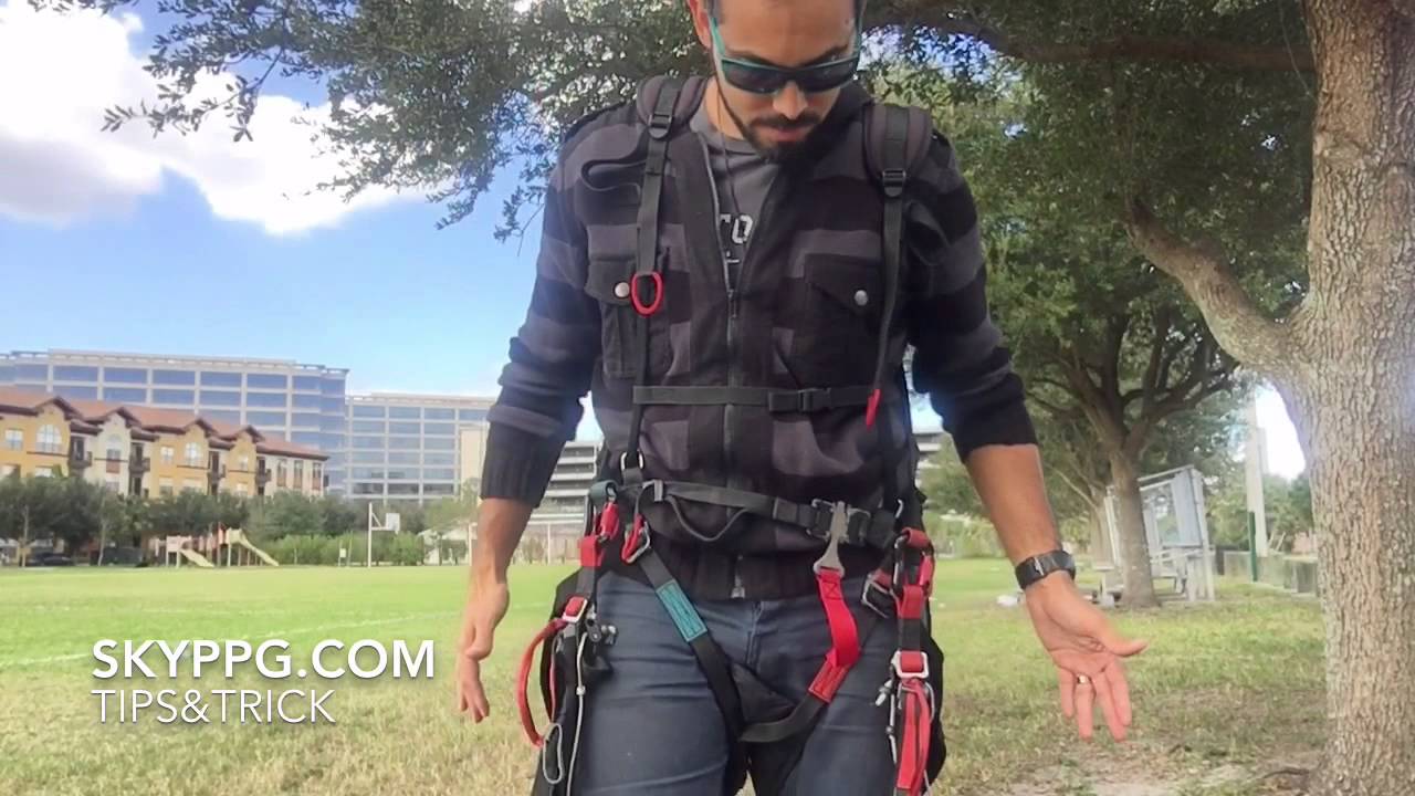 Hooking in to a paraglider or paramotor