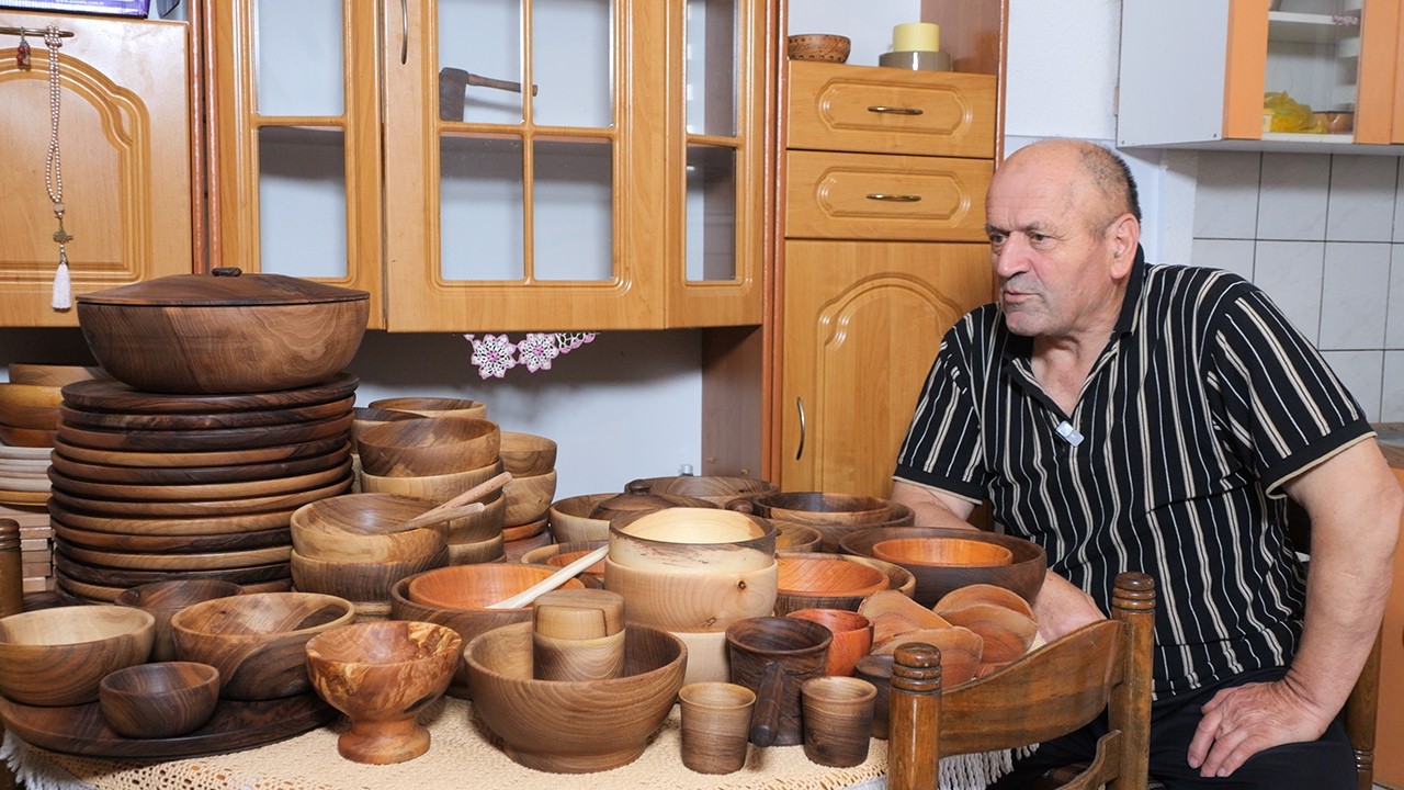 Minimalnu penziju Ismet dopunjuje izradom drvenih zdjela koje osvajaju svijet