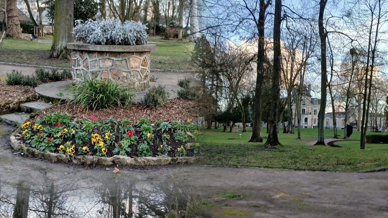 Parc livry gargan93France  l'parents avec leurs enfants l'Aime même l