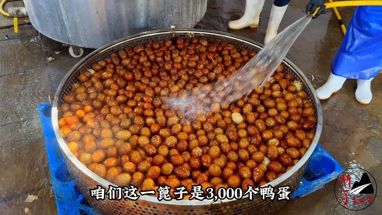 微山湖美女做烤鸭蛋，6000一吨红土腌60一斤红茶烤，日产50万枚！