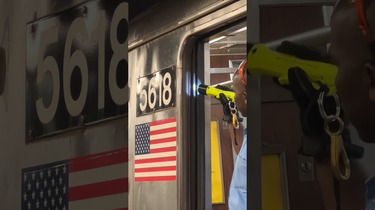 Conductor Battles With a R46 Malfunctioning Door... #NYCSubway #NYC #NYCSubwayLife @MTA