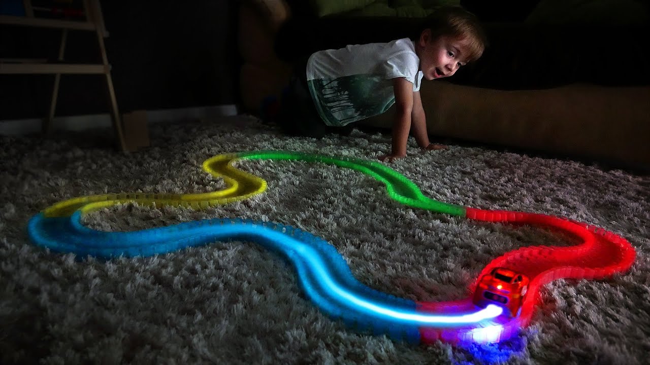 CARRINHO QUE BRILHA NO ESCURO E PISTA MÁGICA!! Magic Tracks Toy Cars for Kids - Led Race Track