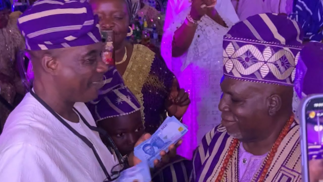 BROTHERHOOD LIVES ON AS KING WASIU AYINDE STEPS OFF STAGE TO HONOUR HIS FRIEND