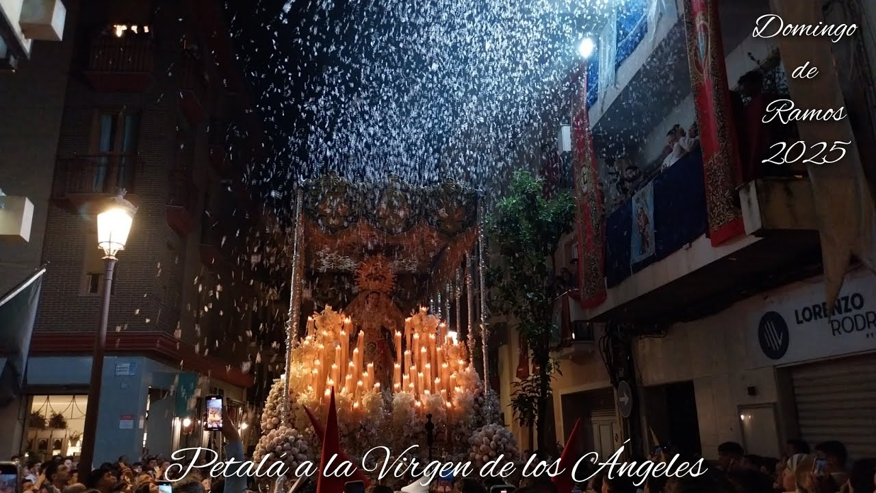 ¡MOMENTAZO! Petalá a la Virgen de los Ángeles en C/ La Fuente | Domingo de Ramos Huelva 2025 (HD)