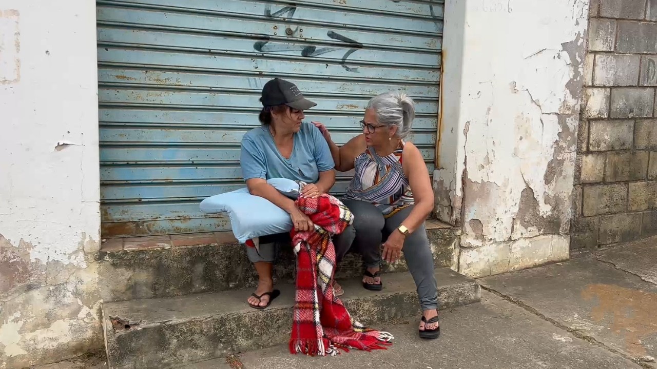 SENHORA AJUDA MORADORA DE RUA MAS ALGO ACONTECEU