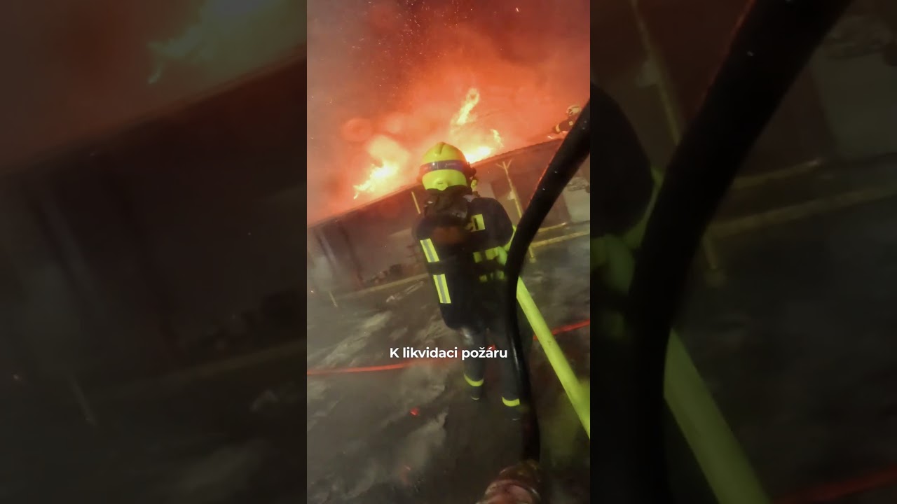 Požár střechy bývalé tržnice, pohled zasahujících 👩🏻‍🚒 | HZS MSK