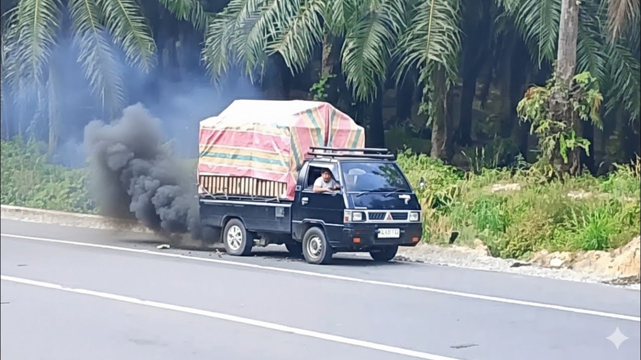Mobil pick up Gagal menanjak akhir di bantu di tarik oleh truk coldesel 